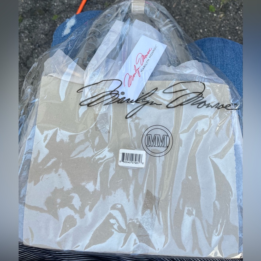 Brand new in package Marilyn Monroe handbag black with gold